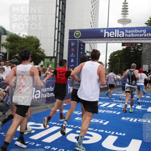 29.06.2025 - hella hamburg halbmarathon Michael Strokosch http://msf.ph/oto/8237422 29.06.2025 10:54:18 Ziel 3103, 3177, 3861, 3898, 5638, 6082, 6084, 6443, 7274, 8223, 8390, 9791, 11430, 12213, 13033, 13794, 13803, 15169, 15524, 16527, 16780, 17087 meine-sportfotos.de