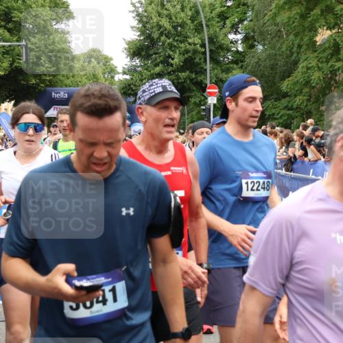 29.06.2025 - hella hamburg halbmarathon Zöllner http://msf.ph/oto/8237434 29.06.2025 10:55:19 Ziel 1549, 1628, 2119, 4903, 5643, 6723, 6891, 8973, 10188, 10263, 10582, 11184, 12526, 13470, 14834, 15854, 16521, 18031, 18290, 18380, 18531, 18966 meine-sportfotos.de