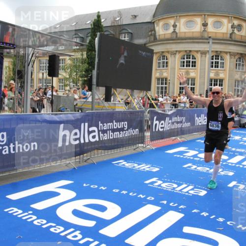 29.06.2025 - hella hamburg halbmarathon Michael Strokosch http://msf.ph/oto/8237448 29.06.2025 10:47:58 Ziel 1604, 1613, 4528, 5022, 6836, 11961, 14730, 15333, 16766, 17451, 18356, 18836, 19198 meine-sportfotos.de