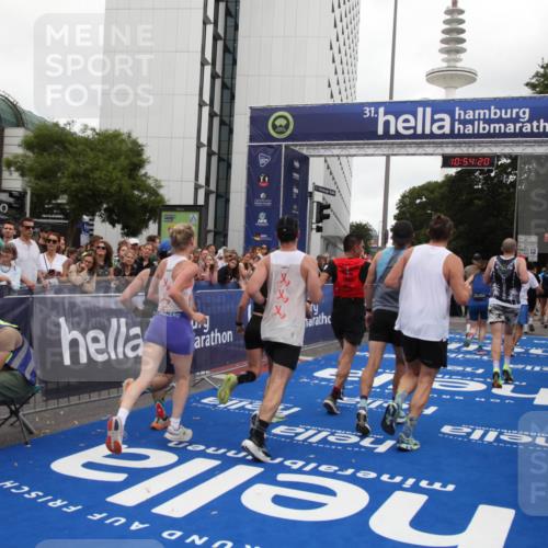 29.06.2025 - hella hamburg halbmarathon Michael Strokosch http://msf.ph/oto/8237464 29.06.2025 10:54:19 Ziel 3103, 3177, 3861, 3898, 6082, 6084, 6443, 7274, 8223, 9791, 11430, 12213, 13033, 13794, 13803, 15169, 15524, 16527, 16574, 16750, 16780, 17087 meine-sportfotos.de