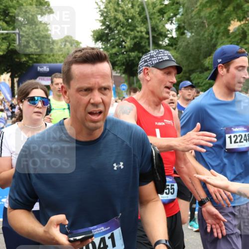 29.06.2025 - hella hamburg halbmarathon Zöllner http://msf.ph/oto/8237471 29.06.2025 10:55:19 Ziel 1549, 1628, 2119, 4903, 5643, 6723, 6891, 8973, 10188, 10263, 10582, 11184, 12526, 13470, 14834, 15854, 16521, 18031, 18290, 18380, 18531, 18966 meine-sportfotos.de