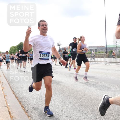 29.06.2025 - hella hamburg halbmarathon Lena Gebhardt http://msf.ph/oto/8237476 29.06.2025 10:33:44 Lombardsbrücke 1189, 1275, 1417, 1705, 1787, 1896, 1995, 2342, 2482, 2776, 2838, 3170, 3264, 3340, 3341, 3345, 3560, 3812, 4164, 4361, 4433, 4445, 4449, 4479, 4696, 4807, 4942, 5075, 5096, 5141, 5557, 5561, 5566, 5569, 5584, 5691, 5821, 5822, 5887, 6109, 6364, 6515, 6516, 6854, 6956, 6999, 7027, 7565, 7653, 7705, 8021, 8157, 8202, 8282, 8375, 8377, 8383, 8401, 8891, 9094, 9234, 9258, 9438, 9591, 9592, 9750, 9780, 9799, 9875, 9995, 10007, 10071, 10561, 11811 meine-sportfotos.de