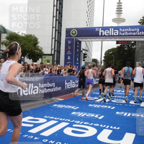 29.06.2025 - hella hamburg halbmarathon Michael Strokosch http://msf.ph/oto/8237523 29.06.2025 10:54:20 Ziel 3103, 3177, 3861, 3898, 6082, 6084, 6443, 7274, 8223, 11430, 12213, 13033, 13803, 15169, 15524, 16527, 16574, 16750, 16780, 16879, 17087 meine-sportfotos.de