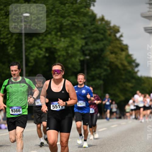 29.06.2025 - hella hamburg halbmarathon Dr. Thomas Lammeyer http://msf.ph/oto/8237536 29.06.2025 10:13:50 Kennedybrücke 1573, 1838, 3921, 5511, 7042, 7187, 7333, 7636, 8219, 8890, 9366, 9434, 9674, 9781, 10036, 10943, 11027 meine-sportfotos.de