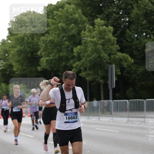 29.06.2025 - hella hamburg halbmarathon Jannik Wohlers http://msf.ph/oto/8237547 29.06.2025 10:29:06 Lombardsbrücke 1063, 1230, 1661, 3179, 3311, 3524, 4349, 6285, 6725, 7517, 7832, 8812, 9714, 10322, 10641, 10996, 11249, 11269, 11634, 11792, 11803, 12086, 13382, 14644, 16306, 16659, 16662, 16676, 17496, 17945, 18298, 18299 meine-sportfotos.de