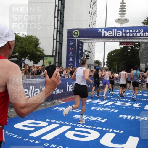 29.06.2025 - hella hamburg halbmarathon Michael Strokosch http://msf.ph/oto/8237560 29.06.2025 10:54:21 Ziel 1267, 3103, 3177, 3861, 3898, 6082, 6084, 6443, 7274, 8223, 11430, 12213, 13033, 13289, 13803, 15169, 15946, 16527, 16574, 16750, 16780, 16879, 17087, 17698, 18268 meine-sportfotos.de