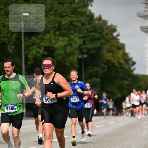 29.06.2025 - hella hamburg halbmarathon Dr. Thomas Lammeyer http://msf.ph/oto/8237578 29.06.2025 10:13:50 Kennedybrücke 1573, 1838, 3921, 5511, 7042, 7187, 7333, 7636, 8219, 8890, 9366, 9434, 9674, 9781, 10036, 10943, 11027 meine-sportfotos.de