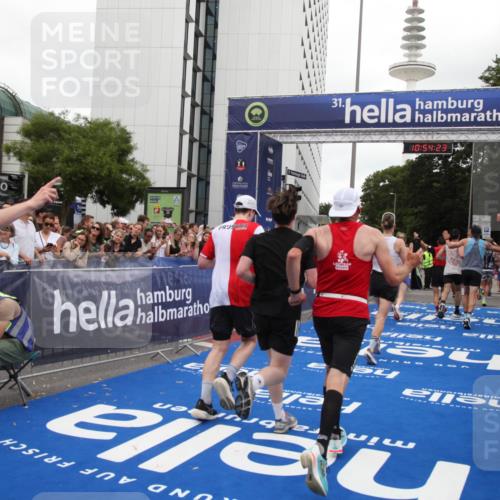29.06.2025 - hella hamburg halbmarathon Michael Strokosch http://msf.ph/oto/8237591 29.06.2025 10:54:21 Ziel 1267, 3103, 3177, 3861, 3898, 6082, 6084, 6443, 7274, 8223, 11430, 12213, 13033, 13289, 13803, 15169, 15946, 16527, 16574, 16750, 16780, 16879, 17087, 17698, 18268 meine-sportfotos.de