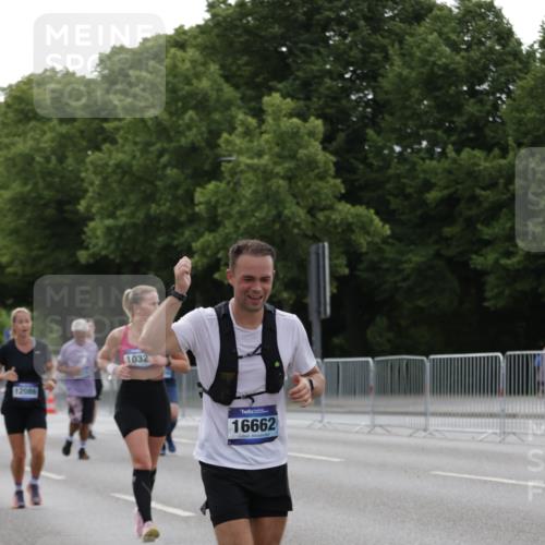29.06.2025 - hella hamburg halbmarathon Jannik Wohlers http://msf.ph/oto/8237623 29.06.2025 10:29:07 Lombardsbrücke 1063, 1230, 1661, 3179, 3311, 3524, 4349, 4395, 6285, 6725, 7517, 7832, 8812, 9714, 10322, 10641, 10996, 11249, 11269, 11634, 11792, 11803, 12086, 12216, 13382, 14644, 16306, 16659, 16662, 16676, 17496, 17945, 18298, 18299 meine-sportfotos.de
