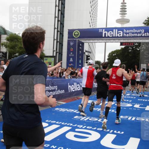 29.06.2025 - hella hamburg halbmarathon Michael Strokosch http://msf.ph/oto/8237624 29.06.2025 10:54:22 Ziel 1267, 3103, 3177, 3861, 6082, 6084, 6512, 7274, 8223, 11430, 13033, 13289, 13803, 15169, 15946, 16527, 16574, 16750, 16879, 17087, 17698, 18268 meine-sportfotos.de