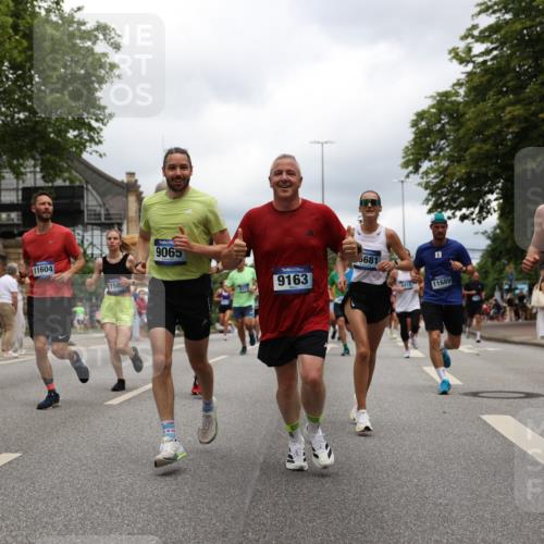 29.06.2025 - hella hamburg halbmarathon Yannick Fuchs http://msf.ph/oto/8237637 29.06.2025 10:47:11 20KM 1061, 1258, 1499, 1683, 1706, 1783, 2074, 2082, 2099, 2208, 2346, 2910, 3059, 3334, 3399, 3999, 4065, 4419, 4587, 4635, 5077, 5607, 5907, 6198, 6628, 7177, 7509, 7864, 8273, 8361, 8390, 8651, 9065, 9163, 9537, 10724, 10895, 11217, 11588, 11589, 11604, 11689, 11992, 12155, 12413, 12482, 12490, 12875, 12910, 14323, 15126, 15179, 15430, 15681, 15980, 16467, 16538, 16986, 18249, 18590, 18720, 18901, 19208, 19244 meine-sportfotos.de