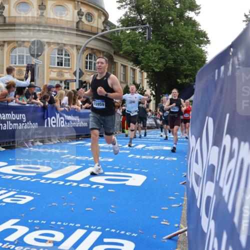 29.06.2025 - hella hamburg halbmarathon Strokosch-Dieckow http://msf.ph/oto/8237645 29.06.2025 10:35:28 Ziel 1344, 1889, 4050, 5269, 10384, 10771, 10877, 11898, 15390, 15701, 15931, 15959, 16123, 16695, 16811, 17612, 17826, 19022 meine-sportfotos.de