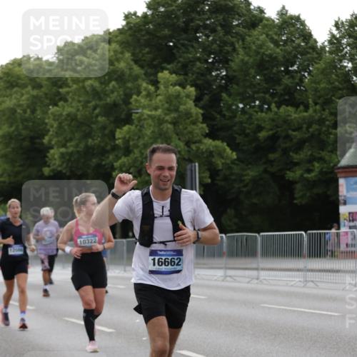 29.06.2025 - hella hamburg halbmarathon Jannik Wohlers http://msf.ph/oto/8237647 29.06.2025 10:29:07 Lombardsbrücke 1063, 1230, 1661, 3179, 3311, 3524, 4349, 4395, 6285, 6725, 7517, 7832, 8812, 9714, 10322, 10641, 10996, 11249, 11269, 11634, 11792, 11803, 12086, 12216, 13382, 14644, 16306, 16659, 16662, 16676, 17496, 17945, 18298, 18299 meine-sportfotos.de