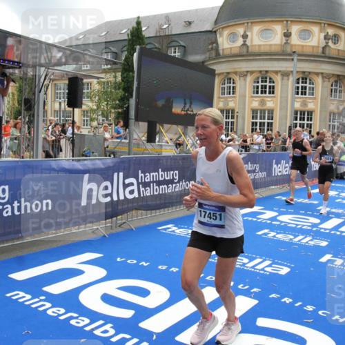 29.06.2025 - hella hamburg halbmarathon Michael Strokosch http://msf.ph/oto/8237658 29.06.2025 10:48:00 Ziel 1604, 1613, 4528, 4601, 5022, 6377, 6836, 12808, 14730, 15333, 16766, 17451, 18206, 18922, 19198 meine-sportfotos.de