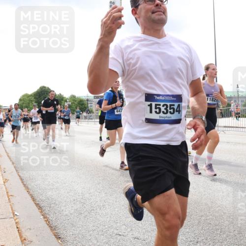 29.06.2025 - hella hamburg halbmarathon Lena Gebhardt http://msf.ph/oto/8237662 29.06.2025 10:33:44 Lombardsbrücke 1189, 1275, 1417, 1705, 1787, 1896, 1995, 2342, 2482, 2776, 2838, 3170, 3264, 3340, 3341, 3345, 3560, 3812, 4164, 4361, 4433, 4445, 4449, 4479, 4696, 4807, 4942, 5075, 5096, 5141, 5557, 5561, 5566, 5569, 5584, 5691, 5821, 5822, 5887, 6109, 6364, 6515, 6516, 6854, 6956, 6999, 7027, 7565, 7653, 7705, 8021, 8157, 8202, 8282, 8375, 8377, 8383, 8401, 8891, 9094, 9234, 9258, 9438, 9591, 9592, 9750, 9780, 9799, 9875, 9995, 10007, 10071, 10561, 11811 meine-sportfotos.de