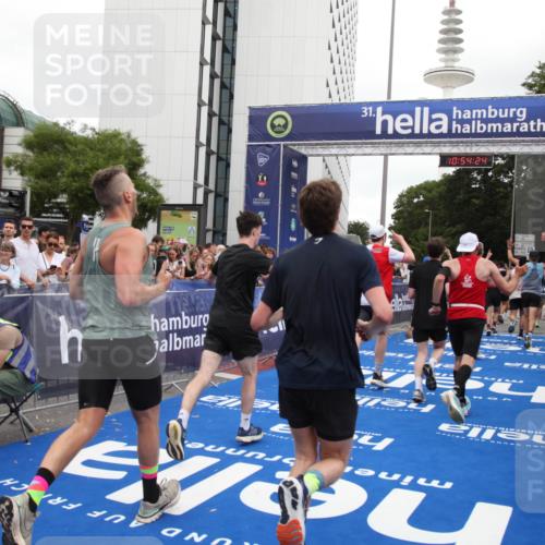 29.06.2025 - hella hamburg halbmarathon Michael Strokosch http://msf.ph/oto/8237665 29.06.2025 10:54:22 Ziel 1267, 3103, 3177, 3861, 6082, 6084, 6512, 7274, 8223, 11430, 13033, 13289, 13803, 15169, 15946, 16527, 16574, 16750, 16879, 17087, 17698, 18268 meine-sportfotos.de