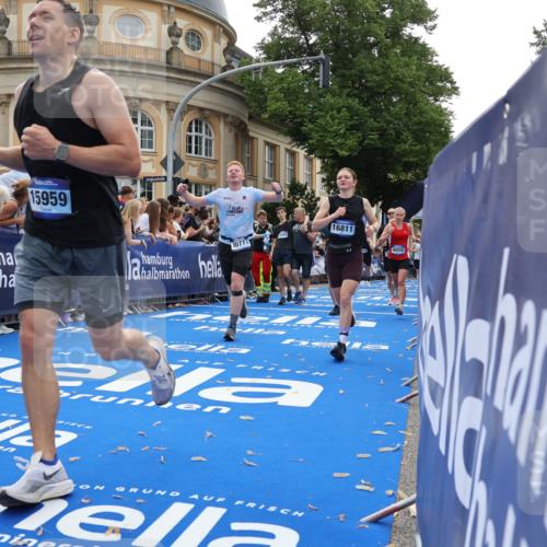 29.06.2025 - hella hamburg halbmarathon Strokosch-Dieckow http://msf.ph/oto/8237694 29.06.2025 10:35:29 Ziel 1344, 1889, 4050, 5269, 10384, 10771, 15390, 15931, 15959, 16123, 16695, 16811, 17612, 17826, 18841, 19022 meine-sportfotos.de