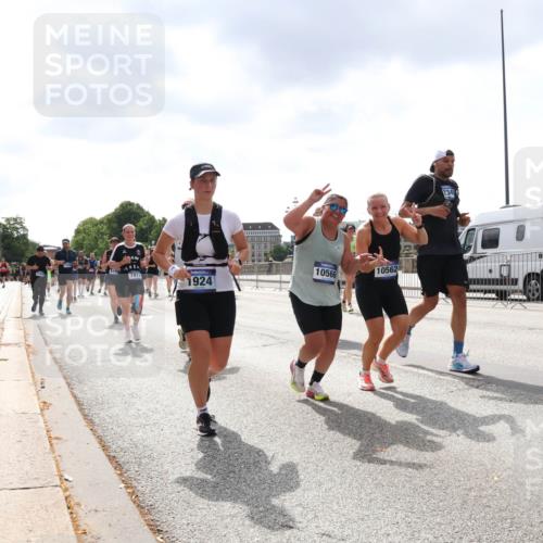 29.06.2025 - hella hamburg halbmarathon Lena Gebhardt http://msf.ph/oto/8237695 29.06.2025 10:45:15 Lombardsbrücke 1024, 1273, 1629, 1685, 1713, 1798, 1924, 2007, 2216, 2217, 2657, 2664, 2779, 3160, 3164, 3357, 3377, 3570, 3879, 3993, 4099, 4102, 4186, 4224, 4275, 4306, 4337, 4504, 4820, 4851, 5099, 5108, 5190, 5339, 5636, 5949, 6150, 6509, 6763, 6788, 6841, 6888, 6911, 6922, 6980, 7283, 7530, 7541, 7699, 7859, 7912, 8582, 8594, 8605, 8762, 8907, 9036, 9084, 9085, 9620, 10030, 10182, 10225, 10562, 10566, 10668, 10707, 11314, 12198, 12332, 12334, 12394, 13039, 13261 meine-sportfotos.de