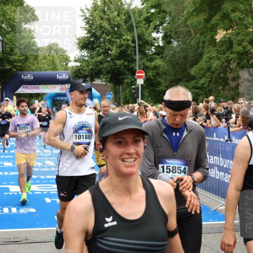 29.06.2025 - hella hamburg halbmarathon Zöllner http://msf.ph/oto/8237696 29.06.2025 10:55:22 Ziel 4189, 5287, 5643, 6723, 6891, 8487, 8973, 10188, 10263, 11184, 12526, 13236, 13470, 16521, 16985, 18290, 18380, 18531 meine-sportfotos.de
