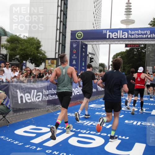 29.06.2025 - hella hamburg halbmarathon Michael Strokosch http://msf.ph/oto/8237703 29.06.2025 10:54:23 Ziel 1267, 1442, 3103, 3177, 3861, 6082, 6084, 6511, 6512, 7274, 8223, 8772, 11430, 13033, 13289, 13803, 15946, 16527, 16574, 16750, 16879, 17087, 17698, 18268 meine-sportfotos.de