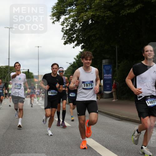 29.06.2025 - hella hamburg halbmarathon Yannick Fuchs http://msf.ph/oto/8237713 29.06.2025 10:34:36 20KM 1358, 1603, 1975, 2573, 2826, 3547, 3626, 4381, 4398, 4766, 4888, 5375, 5409, 5508, 6149, 6152, 6649, 7109, 7495, 7622, 8346, 8467, 8574, 8933, 9294, 11714, 11806, 12046, 12091, 13190, 14077, 14699, 15421, 15813, 15828, 16580, 16761, 17245, 17792, 17916, 17973, 18013, 18979 meine-sportfotos.de