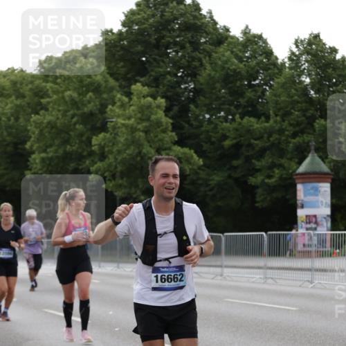 29.06.2025 - hella hamburg halbmarathon Jannik Wohlers http://msf.ph/oto/8237715 29.06.2025 10:29:07 Lombardsbrücke 1063, 1230, 1661, 3179, 3311, 3524, 4349, 4395, 6285, 6725, 7517, 7832, 8812, 9714, 10322, 10641, 10996, 11249, 11269, 11634, 11792, 11803, 12086, 12216, 13382, 14644, 16306, 16659, 16662, 16676, 17496, 17945, 18298, 18299 meine-sportfotos.de