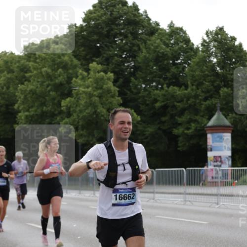 29.06.2025 - hella hamburg halbmarathon Jannik Wohlers http://msf.ph/oto/8237731 29.06.2025 10:29:07 Lombardsbrücke 1063, 1230, 1661, 3179, 3311, 3524, 4349, 4395, 6285, 6725, 7517, 7832, 8812, 9714, 10322, 10641, 10996, 11249, 11269, 11634, 11792, 11803, 12086, 12216, 13382, 14644, 16306, 16659, 16662, 16676, 17496, 17945, 18298, 18299 meine-sportfotos.de