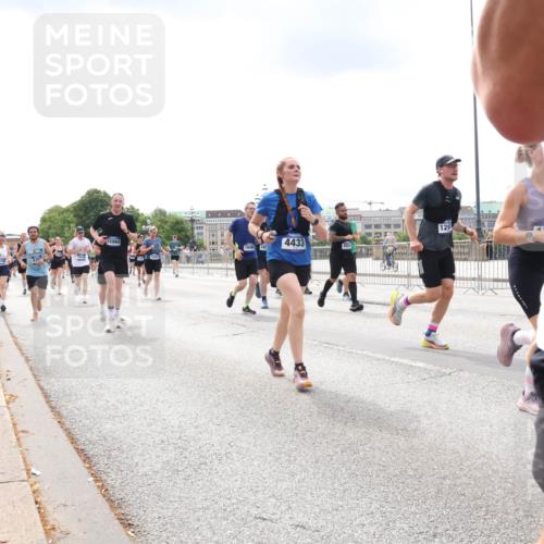 29.06.2025 - hella hamburg halbmarathon Lena Gebhardt http://msf.ph/oto/8237756 29.06.2025 10:33:44 Lombardsbrücke 1189, 1275, 1417, 1705, 1787, 1896, 1995, 2342, 2482, 2776, 2838, 3170, 3264, 3340, 3341, 3345, 3560, 3812, 4164, 4361, 4433, 4445, 4449, 4479, 4696, 4807, 4942, 5075, 5096, 5141, 5557, 5561, 5566, 5569, 5584, 5691, 5821, 5822, 5887, 6109, 6364, 6515, 6516, 6854, 6956, 6999, 7027, 7565, 7653, 7705, 8021, 8157, 8202, 8282, 8375, 8377, 8383, 8401, 8891, 9094, 9234, 9258, 9438, 9591, 9592, 9750, 9780, 9799, 9875, 9995, 10007, 10071, 10561, 11811 meine-sportfotos.de