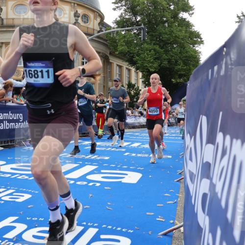 29.06.2025 - hella hamburg halbmarathon Strokosch-Dieckow http://msf.ph/oto/8237758 29.06.2025 10:35:30 Ziel 1344, 1889, 4050, 5269, 10384, 10771, 15390, 15931, 15959, 16123, 16695, 16811, 17612, 17826, 18841, 19022 meine-sportfotos.de
