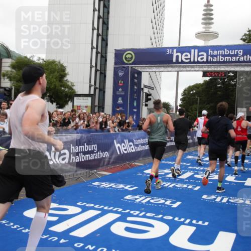 29.06.2025 - hella hamburg halbmarathon Michael Strokosch http://msf.ph/oto/8237761 29.06.2025 10:54:23 Ziel 1267, 1442, 3103, 3177, 3861, 6082, 6084, 6511, 6512, 7274, 8223, 8772, 11430, 13033, 13289, 13803, 15946, 16527, 16574, 16750, 16879, 17087, 17698, 18268 meine-sportfotos.de