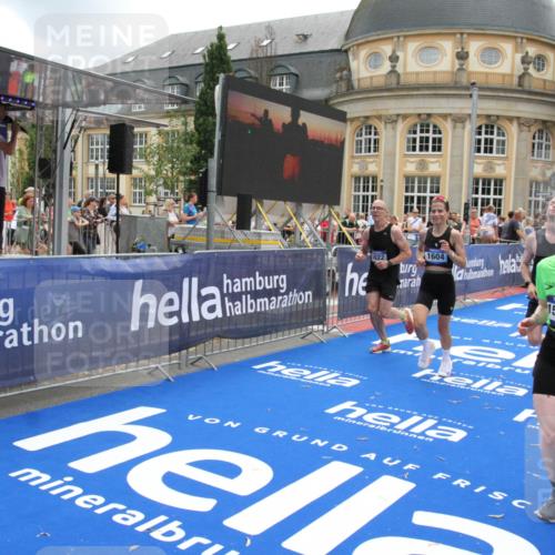 29.06.2025 - hella hamburg halbmarathon Michael Strokosch http://msf.ph/oto/8237772 29.06.2025 10:48:01 Ziel 1604, 1613, 4528, 4601, 5022, 6377, 12808, 14730, 15333, 16766, 17451, 18206, 18922, 19198 meine-sportfotos.de
