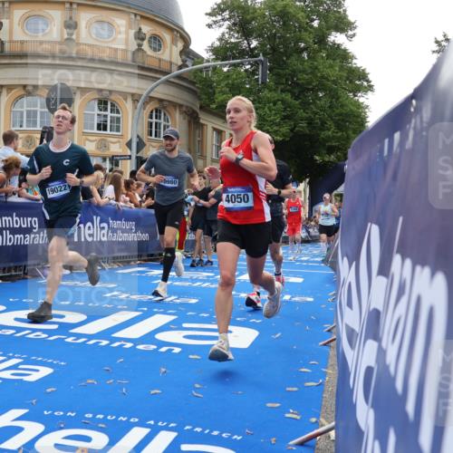 29.06.2025 - hella hamburg halbmarathon Strokosch-Dieckow http://msf.ph/oto/8237775 29.06.2025 10:35:30 Ziel 1344, 1889, 4050, 5269, 10384, 10771, 15390, 15931, 15959, 16123, 16695, 16811, 17612, 17826, 18841, 19022 meine-sportfotos.de
