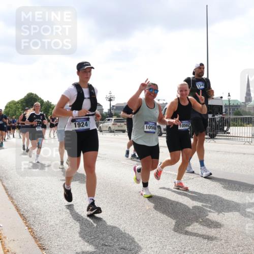 29.06.2025 - hella hamburg halbmarathon Lena Gebhardt http://msf.ph/oto/8237776 29.06.2025 10:45:15 Lombardsbrücke 1024, 1273, 1629, 1685, 1713, 1798, 1924, 2007, 2216, 2217, 2657, 2664, 2779, 3160, 3164, 3357, 3377, 3570, 3879, 3993, 4099, 4102, 4186, 4224, 4275, 4306, 4337, 4504, 4820, 4851, 5099, 5108, 5190, 5339, 5636, 5949, 6150, 6509, 6763, 6788, 6841, 6888, 6911, 6922, 6980, 7283, 7530, 7541, 7699, 7859, 7912, 8582, 8594, 8605, 8762, 8907, 9036, 9084, 9085, 9620, 10030, 10182, 10225, 10562, 10566, 10668, 10707, 11314, 12198, 12332, 12334, 12394, 13039, 13261 meine-sportfotos.de