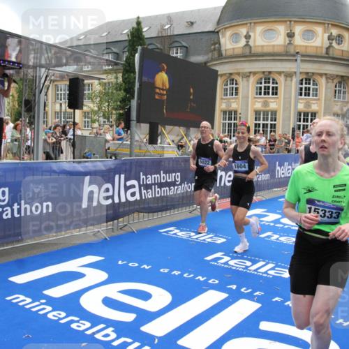 29.06.2025 - hella hamburg halbmarathon Michael Strokosch http://msf.ph/oto/8237807 29.06.2025 10:48:02 Ziel 1086, 1604, 1613, 4528, 4601, 5022, 6377, 12724, 12747, 12808, 14730, 15333, 16766, 17451, 18206, 18922, 19198 meine-sportfotos.de