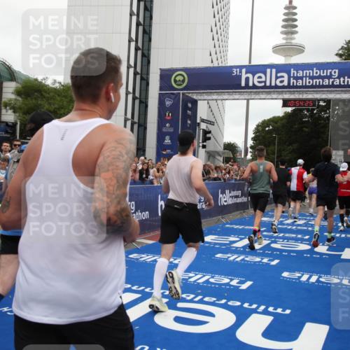 29.06.2025 - hella hamburg halbmarathon Michael Strokosch http://msf.ph/oto/8237829 29.06.2025 10:54:24 Ziel 1267, 1442, 3103, 3177, 3861, 4635, 6082, 6084, 6511, 6512, 7274, 8223, 8772, 11430, 12362, 13033, 13289, 13803, 15946, 16527, 16574, 16750, 16879, 17087, 17698, 18268 meine-sportfotos.de