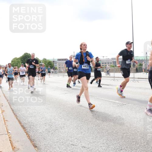 29.06.2025 - hella hamburg halbmarathon Lena Gebhardt http://msf.ph/oto/8237830 29.06.2025 10:33:44 Lombardsbrücke 1189, 1275, 1417, 1705, 1787, 1896, 1995, 2342, 2482, 2776, 2838, 3170, 3264, 3340, 3341, 3345, 3560, 3812, 4164, 4361, 4433, 4445, 4449, 4479, 4696, 4807, 4942, 5075, 5096, 5141, 5557, 5561, 5566, 5569, 5584, 5691, 5821, 5822, 5887, 6109, 6364, 6515, 6516, 6854, 6956, 6999, 7027, 7565, 7653, 7705, 8021, 8157, 8202, 8282, 8375, 8377, 8383, 8401, 8891, 9094, 9234, 9258, 9438, 9591, 9592, 9750, 9780, 9799, 9875, 9995, 10007, 10071, 10561, 11811 meine-sportfotos.de