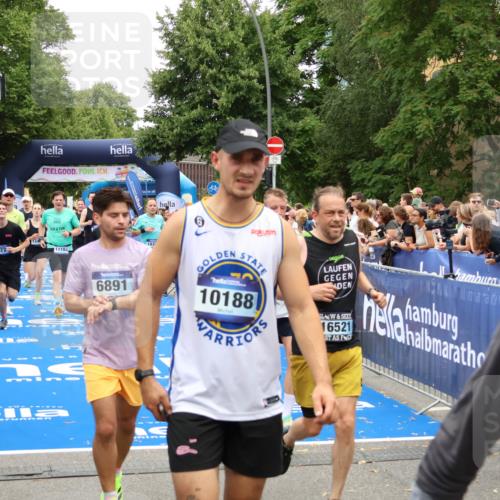 29.06.2025 - hella hamburg halbmarathon Zöllner http://msf.ph/oto/8237831 29.06.2025 10:55:23 Ziel 4189, 5287, 5643, 6723, 6891, 8487, 10263, 11184, 12526, 13236, 13470, 16521, 16985, 17940, 18290, 18380, 18531 meine-sportfotos.de