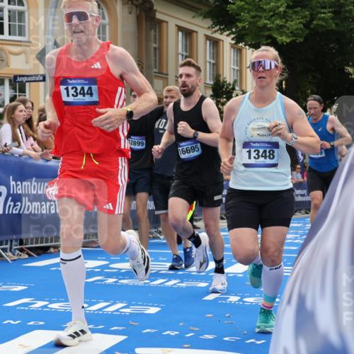 29.06.2025 - hella hamburg halbmarathon Strokosch-Dieckow http://msf.ph/oto/8237881 29.06.2025 10:35:33 Ziel 1344, 1889, 4050, 4062, 5269, 10384, 10771, 14841, 15959, 16123, 16695, 16811, 17612, 17826, 18841, 19022 meine-sportfotos.de