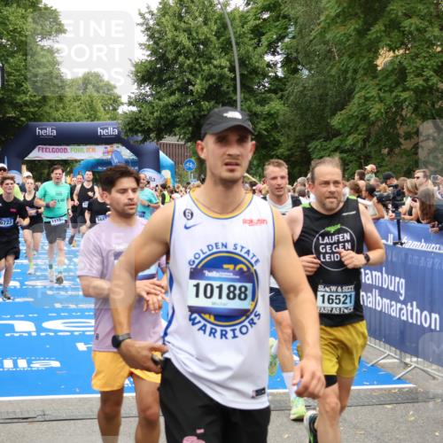 29.06.2025 - hella hamburg halbmarathon Zöllner http://msf.ph/oto/8237882 29.06.2025 10:55:24 Ziel 1130, 4189, 5287, 5643, 6723, 6938, 8487, 10263, 11184, 12526, 13236, 13470, 16985, 17603, 17940, 18290, 18380, 18531 meine-sportfotos.de