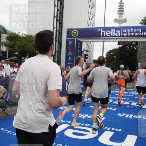 29.06.2025 - hella hamburg halbmarathon Michael Strokosch http://msf.ph/oto/8237906 29.06.2025 10:54:26 Ziel 1267, 1442, 3426, 4635, 6511, 6512, 8223, 8772, 11009, 11430, 12321, 12362, 13289, 13803, 15946, 16327, 16574, 16750, 16879, 17087, 17698, 18268, 19067 meine-sportfotos.de