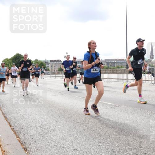 29.06.2025 - hella hamburg halbmarathon Lena Gebhardt http://msf.ph/oto/8237910 29.06.2025 10:33:45 Lombardsbrücke 1189, 1275, 1417, 1705, 1787, 1896, 1995, 2342, 2482, 2526, 2776, 2838, 3170, 3264, 3340, 3341, 3345, 3560, 3812, 4164, 4361, 4433, 4445, 4449, 4479, 4696, 4807, 4942, 5075, 5096, 5141, 5557, 5561, 5566, 5569, 5584, 5691, 5821, 5822, 5887, 6109, 6364, 6515, 6516, 6854, 6956, 6999, 7027, 7565, 7653, 7705, 8021, 8157, 8202, 8282, 8375, 8377, 8383, 8401, 8891, 9094, 9234, 9258, 9438, 9591, 9592, 9750, 9780, 9799, 9875, 9995, 10007, 10071, 10561, 11811 meine-sportfotos.de