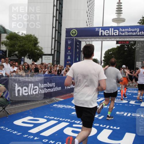 29.06.2025 - hella hamburg halbmarathon Michael Strokosch http://msf.ph/oto/8237925 29.06.2025 10:54:26 Ziel 1267, 1442, 3426, 4635, 6511, 6512, 8223, 8772, 11009, 11430, 12321, 12362, 13289, 13803, 15946, 16327, 16574, 16750, 16879, 17087, 17698, 18268, 19067 meine-sportfotos.de