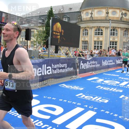 29.06.2025 - hella hamburg halbmarathon Michael Strokosch http://msf.ph/oto/8237927 29.06.2025 10:48:03 Ziel 1086, 1604, 1613, 4528, 4601, 5022, 6377, 12706, 12724, 12747, 12808, 13570, 15333, 16766, 18206, 18922, 19198 meine-sportfotos.de
