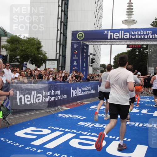 29.06.2025 - hella hamburg halbmarathon Michael Strokosch http://msf.ph/oto/8237949 29.06.2025 10:54:27 Ziel 1267, 1442, 3426, 4635, 6511, 6512, 7129, 8772, 11009, 11430, 12321, 12362, 13289, 13803, 15946, 16327, 16574, 16750, 16879, 17698, 18268, 19067 meine-sportfotos.de