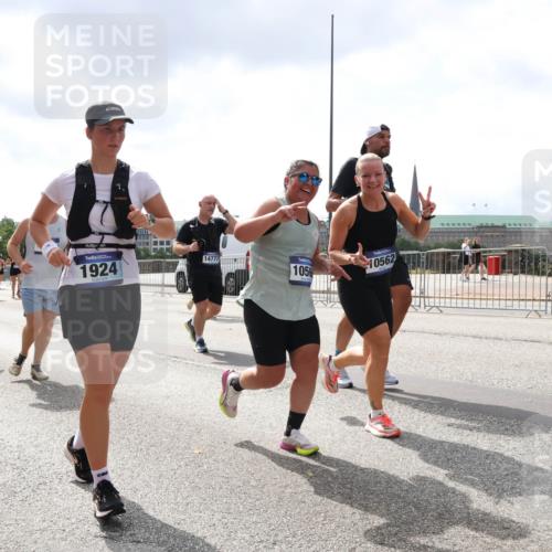 29.06.2025 - hella hamburg halbmarathon Lena Gebhardt http://msf.ph/oto/8237967 29.06.2025 10:45:16 Lombardsbrücke 1024, 1273, 1629, 1685, 1713, 1798, 1924, 2007, 2216, 2217, 2657, 2664, 2779, 2973, 3160, 3164, 3357, 3377, 3570, 3879, 3993, 4099, 4102, 4186, 4224, 4275, 4306, 4337, 4504, 4820, 4851, 5099, 5108, 5190, 5339, 5636, 5949, 6150, 6509, 6763, 6788, 6841, 6888, 6911, 6922, 6980, 7283, 7530, 7541, 7699, 7859, 7912, 8582, 8594, 8605, 8762, 8907, 9036, 9620, 10030, 10182, 10225, 10562, 10566, 10668, 10707, 11314, 12198, 12332, 12334, 12394, 13039, 13261 meine-sportfotos.de