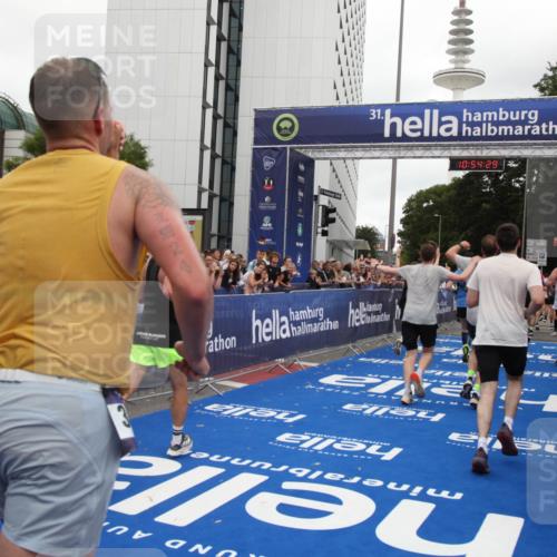 29.06.2025 - hella hamburg halbmarathon Michael Strokosch http://msf.ph/oto/8237986 29.06.2025 10:54:27 Ziel 1267, 1442, 3426, 4635, 6511, 6512, 7129, 8772, 11009, 11430, 12321, 12362, 13289, 13803, 15946, 16327, 16574, 16750, 16879, 17698, 18268, 19067 meine-sportfotos.de