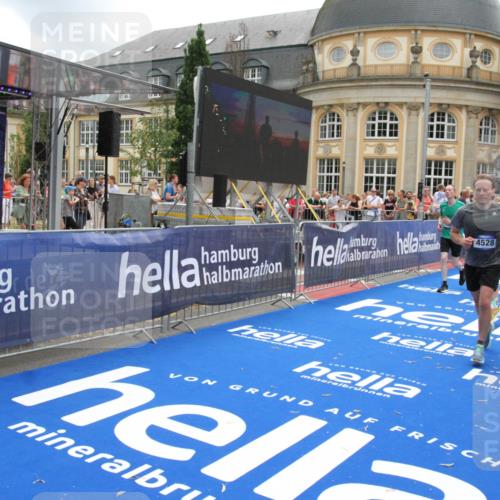29.06.2025 - hella hamburg halbmarathon Michael Strokosch http://msf.ph/oto/8237991 29.06.2025 10:48:04 Ziel 1086, 1604, 1613, 4324, 4528, 4601, 5022, 6377, 12706, 12724, 12747, 12808, 13570, 15333, 16149, 16766, 18206, 18922, 19198 meine-sportfotos.de