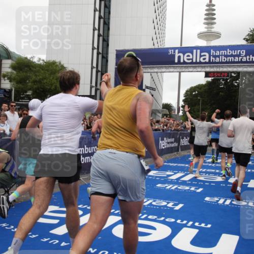29.06.2025 - hella hamburg halbmarathon Michael Strokosch http://msf.ph/oto/8238017 29.06.2025 10:54:28 Ziel 1267, 1442, 3426, 4635, 4868, 6511, 6512, 7129, 8772, 11009, 12321, 12362, 13289, 15946, 16327, 16574, 16750, 16879, 17698, 18268, 19067 meine-sportfotos.de