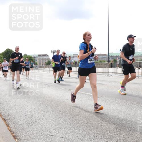 29.06.2025 - hella hamburg halbmarathon Lena Gebhardt http://msf.ph/oto/8238060 29.06.2025 10:33:45 Lombardsbrücke 1189, 1275, 1417, 1705, 1787, 1896, 1995, 2342, 2482, 2526, 2776, 2838, 3170, 3264, 3340, 3341, 3345, 3560, 3812, 4164, 4361, 4433, 4445, 4449, 4479, 4696, 4807, 4942, 5075, 5096, 5141, 5557, 5561, 5566, 5569, 5584, 5691, 5821, 5822, 5887, 6109, 6364, 6515, 6516, 6854, 6956, 6999, 7027, 7565, 7653, 7705, 8021, 8157, 8202, 8282, 8375, 8377, 8383, 8401, 8891, 9094, 9234, 9258, 9438, 9591, 9592, 9750, 9780, 9799, 9875, 9995, 10007, 10071, 10561, 11811 meine-sportfotos.de