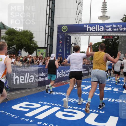 29.06.2025 - hella hamburg halbmarathon Michael Strokosch http://msf.ph/oto/8238062 29.06.2025 10:54:28 Ziel 1267, 1442, 3426, 4635, 4868, 6511, 6512, 7129, 8772, 11009, 12321, 12362, 13289, 15946, 16327, 16574, 16750, 16879, 17698, 18268, 19067 meine-sportfotos.de